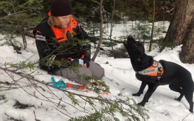 WER STEHT SONNTAGSMORGENS UM NEUN FREIWILLIG IM VERSCHNEITEN, KALTEN WALD…